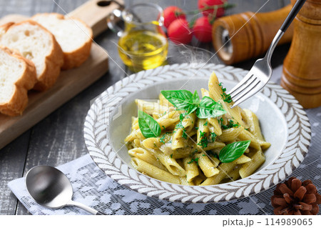 ペンネ ジェノベーゼ (北海道産生クリーム仕上げ)濃厚でコクのあるジェノベーゼソース ペンネ ジェノベーゼ (北海道産生クリーム仕上げ)濃厚でコクのあるジェノベーゼソース 114989065