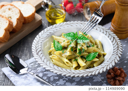 ペンネ ジェノベーゼ （北海道産生クリーム仕上げ）濃厚でコクのあるジェノベーゼソース 114989090