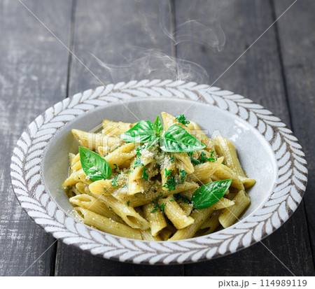 ペンネ ジェノベーゼ （北海道産生クリーム仕上げ）濃厚でコクのあるジェノベーゼソース 114989119