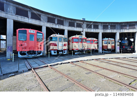 津山まなびの鉄道館「扇形機関車庫」と各旧型車両群 114989408