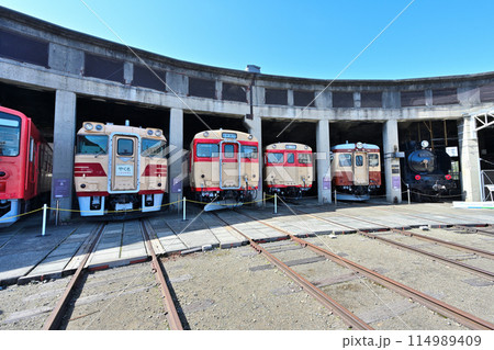 津山まなびの鉄道館「扇形機関車庫」と各旧型車両群 114989409
