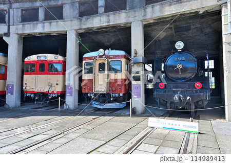 津山まなびの鉄道館「扇形機関車庫」と各旧型車両群 114989413