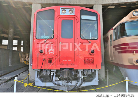 津山まなびの鉄道館「扇形機関車庫」と各旧型車両群 114989419