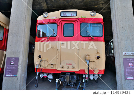 津山まなびの鉄道館「扇形機関車庫」と各旧型車両群 114989422