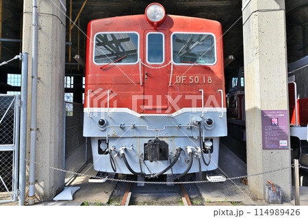 津山まなびの鉄道館「扇形機関車庫」と各旧型車両群 114989426