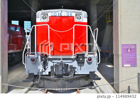 津山まなびの鉄道館「扇形機関車庫」と各旧型車両群 114989432