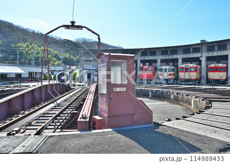 津山まなびの鉄道館「扇形機関車庫」と各旧型車両群 津山まなびの鉄道館「扇形機関車庫」と各旧型車両群 114989433