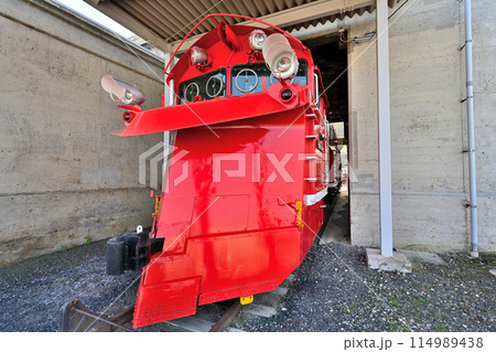 津山まなびの鉄道館「扇形機関車庫」と各旧型車両群 114989438