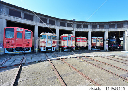 津山まなびの鉄道館「扇形機関車庫」と各旧型車両群 114989446