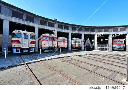 津山まなびの鉄道館「扇形機関車庫」と各旧型車両群 114989447