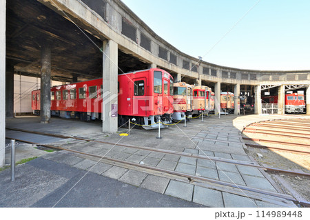 津山まなびの鉄道館「扇形機関車庫」と各旧型車両群 114989448