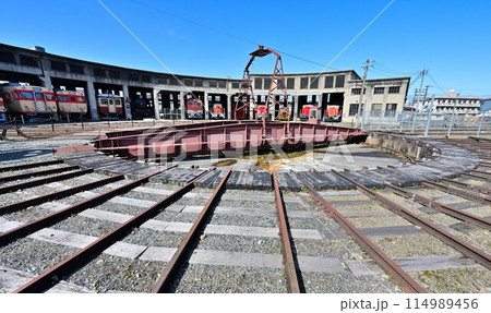 津山まなびの鉄道館「扇形機関車庫」と各旧型車両群 114989456