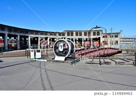 津山まなびの鉄道館「扇形機関車庫」と各旧型車両群 114989462