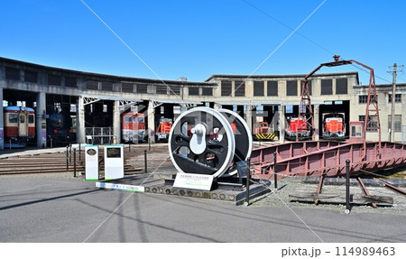 津山まなびの鉄道館「扇形機関車庫」と各旧型車両群 114989463