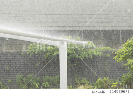 カーポートの屋根を激しく打ち付ける大雨 114989671