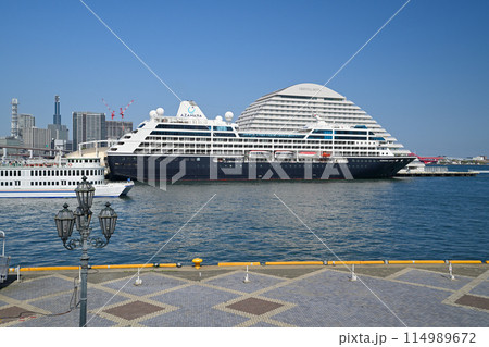 神戸港に停泊中の豪華客船「AZAMARA QUEST」 114989672
