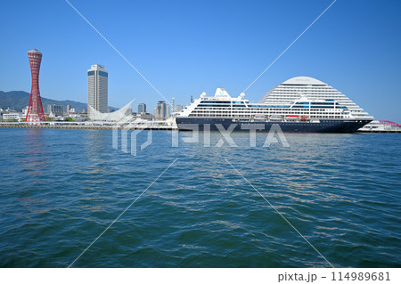 神戸港に停泊中の豪華客船「AZAMARA QUEST」 神戸港に停泊中の豪華客船「AZAMARA QUEST」 114989681