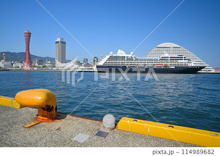 神戸港に停泊中の豪華客船「AZAMARA QUEST」 114989682