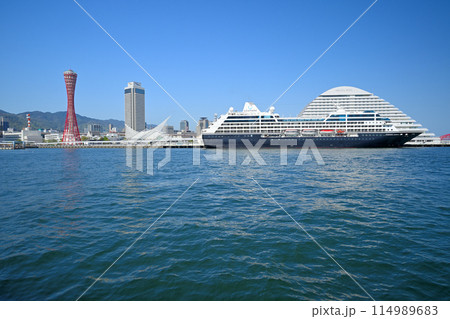 神戸港に停泊中の豪華客船「AZAMARA QUEST」 神戸港に停泊中の豪華客船「AZAMARA QUEST」 114989683