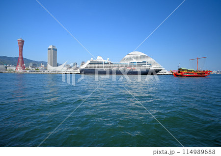 神戸港に停泊中の豪華客船「AZAMARA QUEST」 神戸港に停泊中の豪華客船「AZAMARA QUEST」 114989688