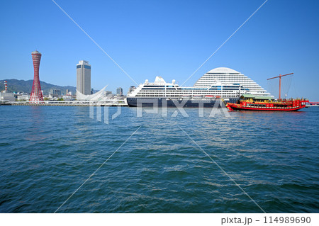 神戸港に停泊中の豪華客船「AZAMARA QUEST」 114989690
