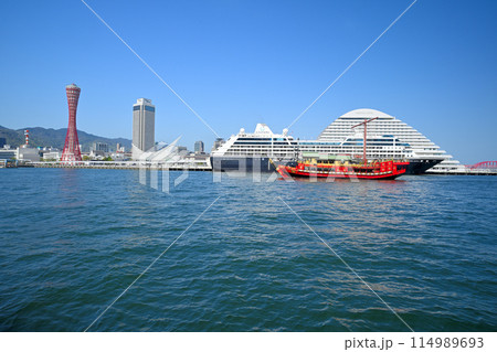 神戸港に停泊中の豪華客船「AZAMARA QUEST」 神戸港に停泊中の豪華客船「AZAMARA QUEST」 114989693