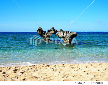 ハートロック（沖縄県古宇利島ティーヌ浜） 114990018