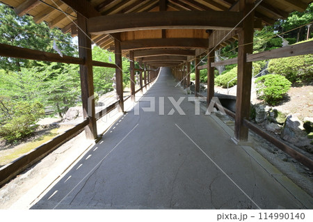 岡山市「吉備津神社」の社殿と回廊 114990140