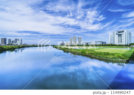 青空広がる多摩川の風景　ガス橋から上流方面を望む【神奈川県・川崎市－東京都・大田区】 114990247