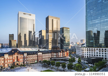 東京の都市景観　夕日に照らされる東京駅・丸の内の風景【東京都・千代田区】 114990351