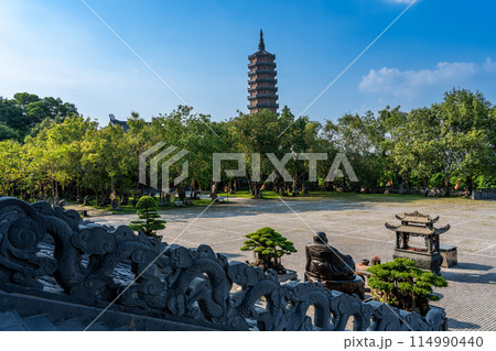 ベトナムハノイ　ニンビンにある東洋一の敷地面積を誇る世界遺産のバイディン寺の本堂から見た仏舎利塔 114990440