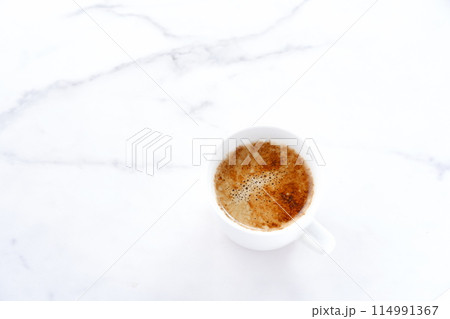エスプレッソと牛乳を混ぜたカフェ・ラッテを飲みながらリラックス エスプレッソと牛乳を混ぜたカフェ・ラッテを飲みながらリラックス 114991367