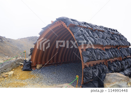 御嶽山　八丁ダルミ登山道のシェルター 114991448