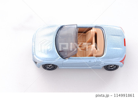 ふたり乗りのオープンカーで気ままなドライブ旅行に出発するイメージ画像 114991861