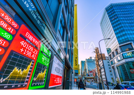 日本の東京都市景観 4万円突破日経平均株価…街中の株価ボード(終値)=4日、日本橋兜町 日本の東京都市景観 4万円突破日経平均株価…街中の株価ボード(終値)=4日、日本橋兜町 114991988