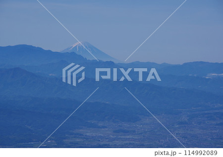 長野県と群馬県にまたがって走る浅間連峰にある西篭の塔山(西篭の登山)からの風景 長野県と群馬県にまたがって走る浅間連峰にある西篭の塔山(西篭の登山)からの風景 114992089