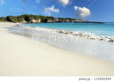 白い砂浜と青い海 白い砂浜と青い海 114992094