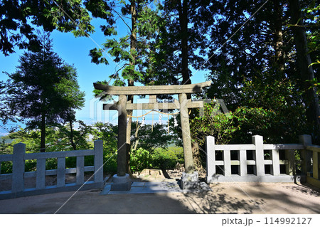 兵庫県六甲山神社 鳥居と境内 兵庫県六甲山神社 鳥居と境内 114992127