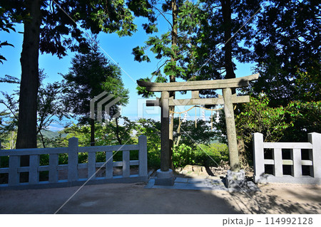 兵庫県六甲山神社 鳥居と境内 兵庫県六甲山神社 鳥居と境内 114992128