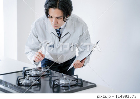 ガスコンロの点検をする作業員　男性 114992375