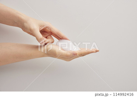 The habit of washing hands thoroughly with soap and foam for hygiene purposes. 114992416