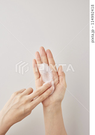 The habit of washing hands thoroughly with soap and foam for hygiene purposes. The habit of washing hands thoroughly with soap and foam for hygiene purposes. 114992418