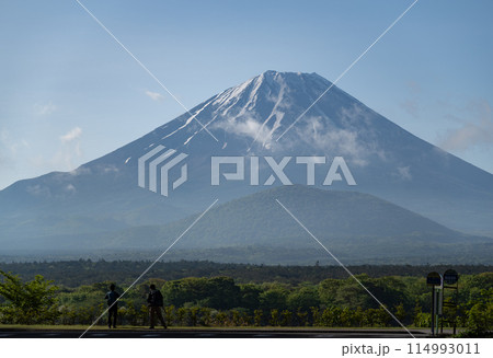 精進湖から富士山を眺める 114993011