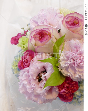 愛らしいピンク色のバラをアレンジ 114993267