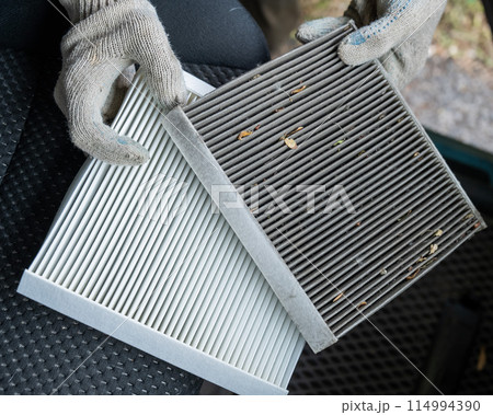 The master changes the cabin air filter of the car. The master changes the cabin air filter of the car. 114994390