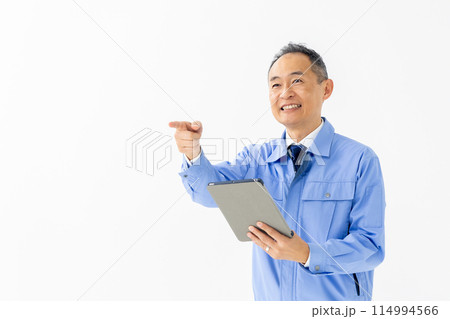 作業服の男性　タブレット　指差し 114994566