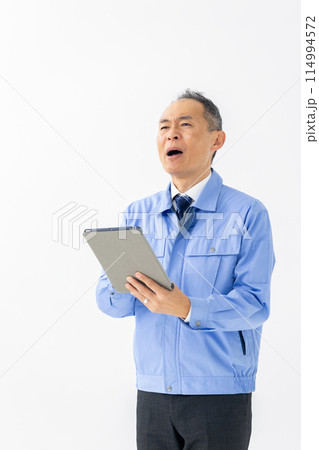 作業服の男性 タブレット 縦 作業服の男性 タブレット 縦 114994572