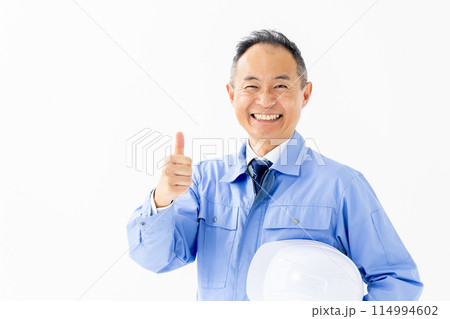 作業服の男性 ヘルメット サムズアップ 作業服の男性 ヘルメット サムズアップ 114994602