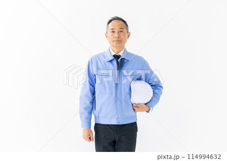 作業服の男性　ヘルメット　持つ 114994632