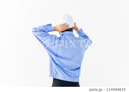 作業服の男性　ヘルメット　後ろ姿 114994635